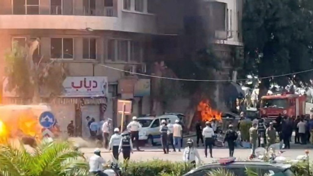 仏大統領訪問中のシリア首都で爆発、18人負傷 - BBCニュース