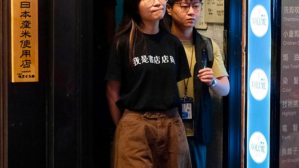 香港年度书展开幕同日两间独立书店被国安搜捕- BBC News 中文