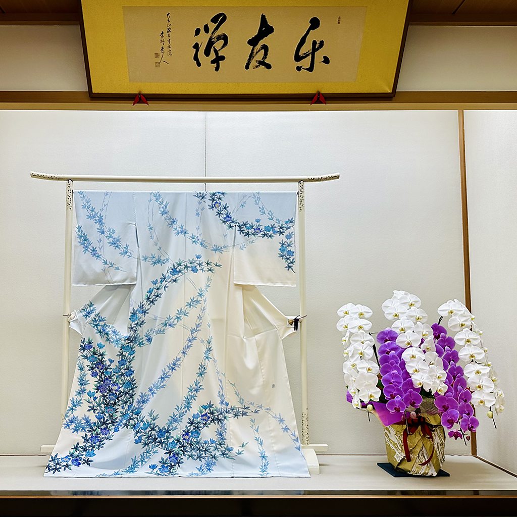 Artist Hitoshi Maida preserves traditional techniques while incorporating Kaga yūzen into modern life (Credit: Karen Gardiner)