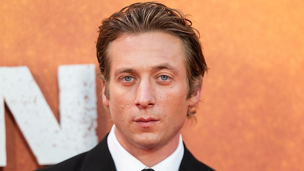 Did Bruce Springsteen let Jeremy Allen White use his guitar?