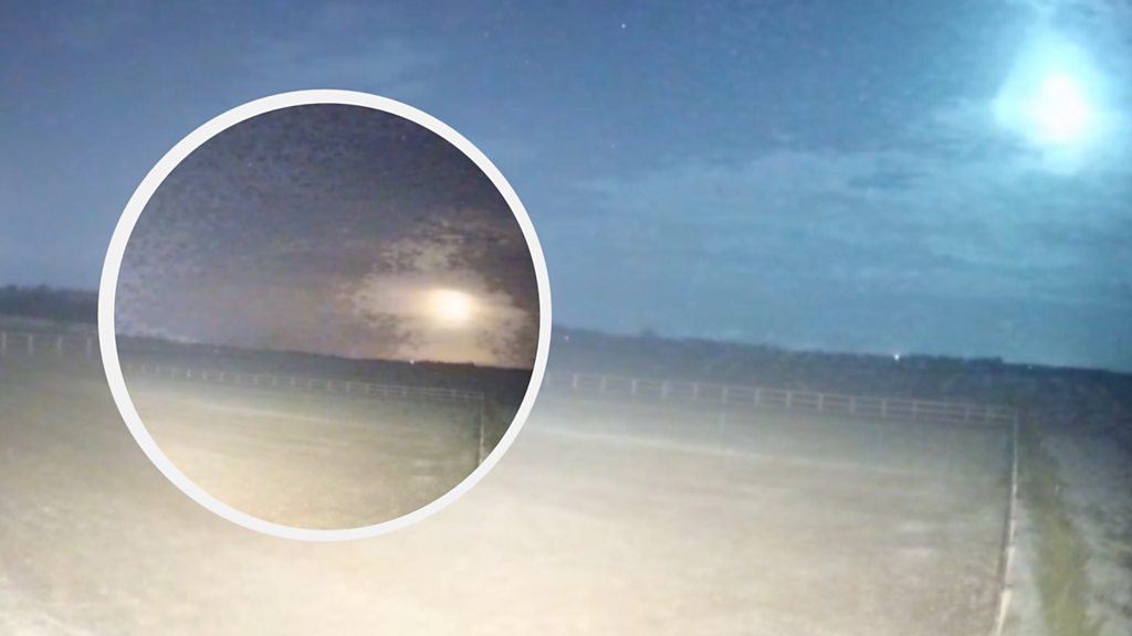 Footage captures meteor flying across the sky
