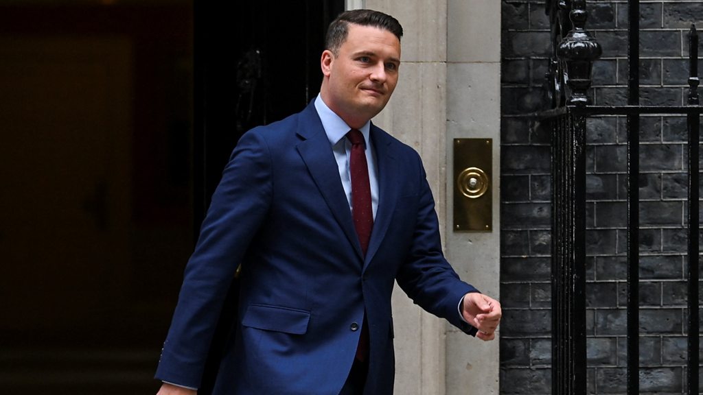 Watch: Wes Streeting leaves No 10 - minutes after arrival