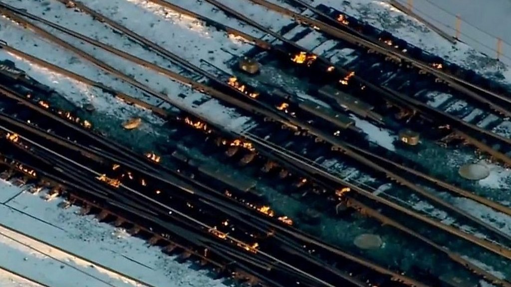 Fire melts ice on Chicago train tracks BBC News