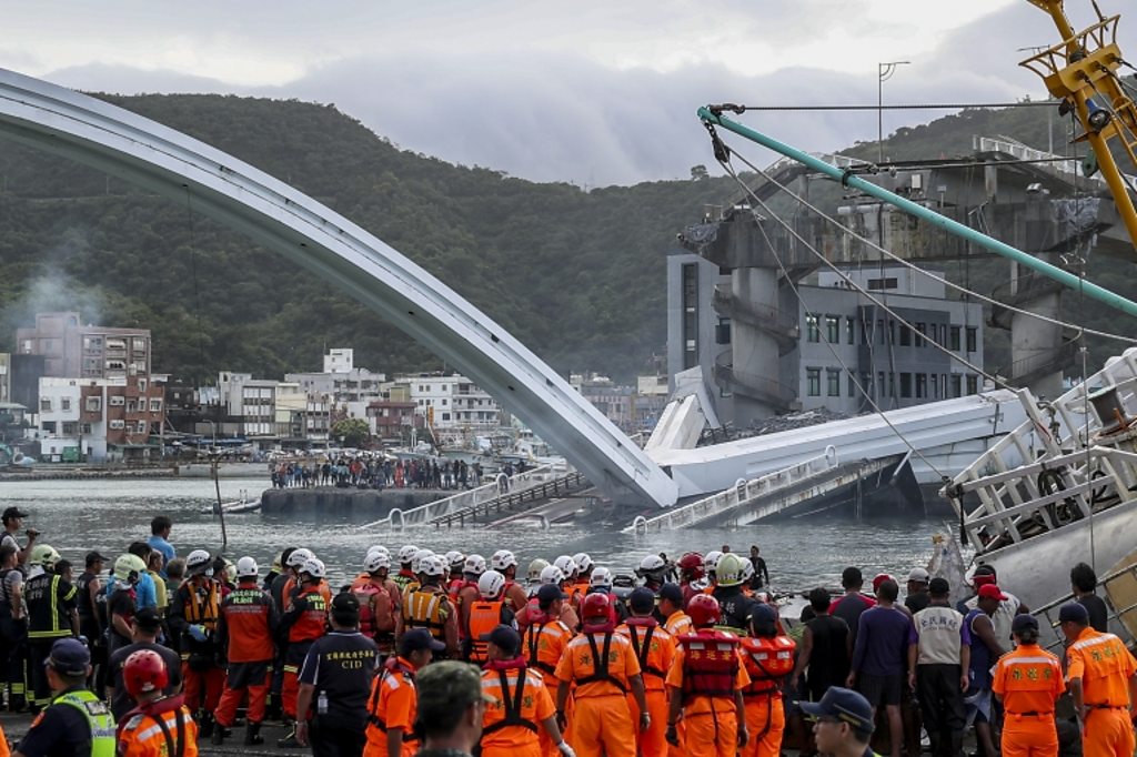 Taiwan bridge collapse - BBC News