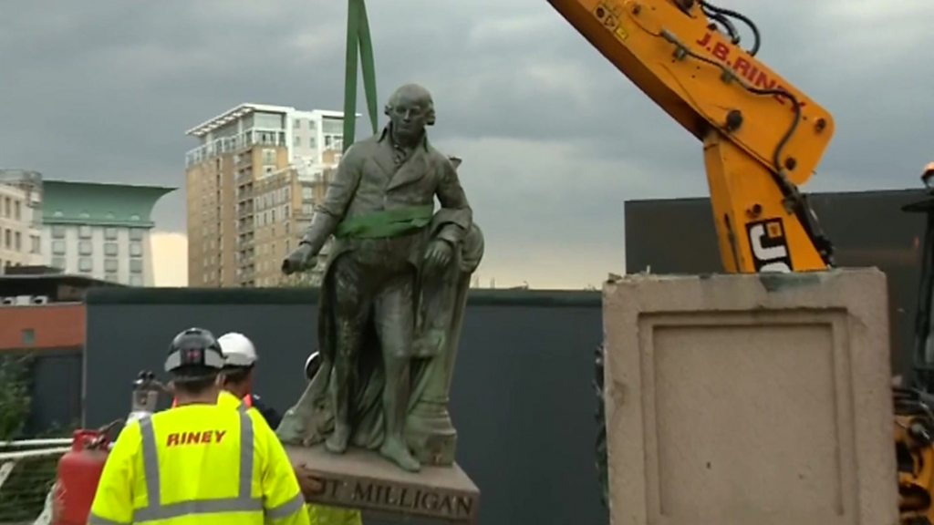 London slave owner statue removed - BBC News