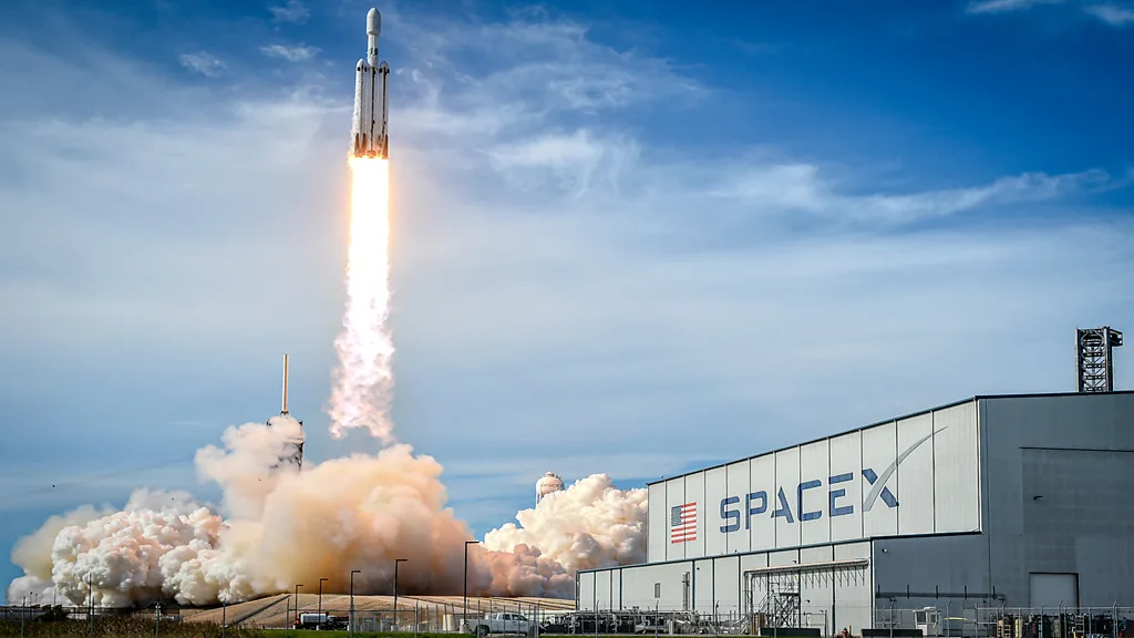 SpaceX logo and Starship rocket in background (Credit: Getty Images)