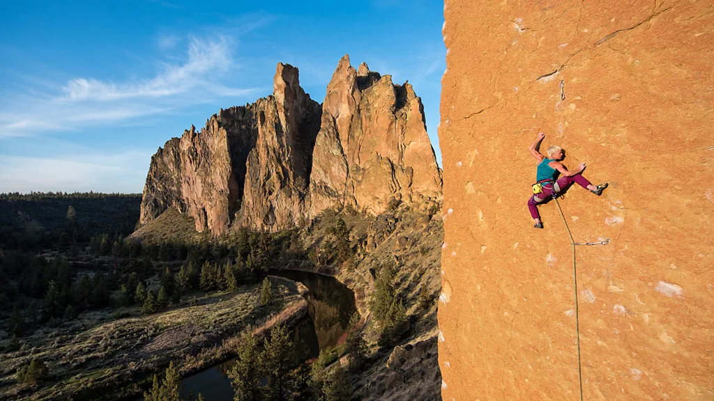 Climber hanging off cliff in the Blue Mountains, Australia (Credit: Simon Carter)