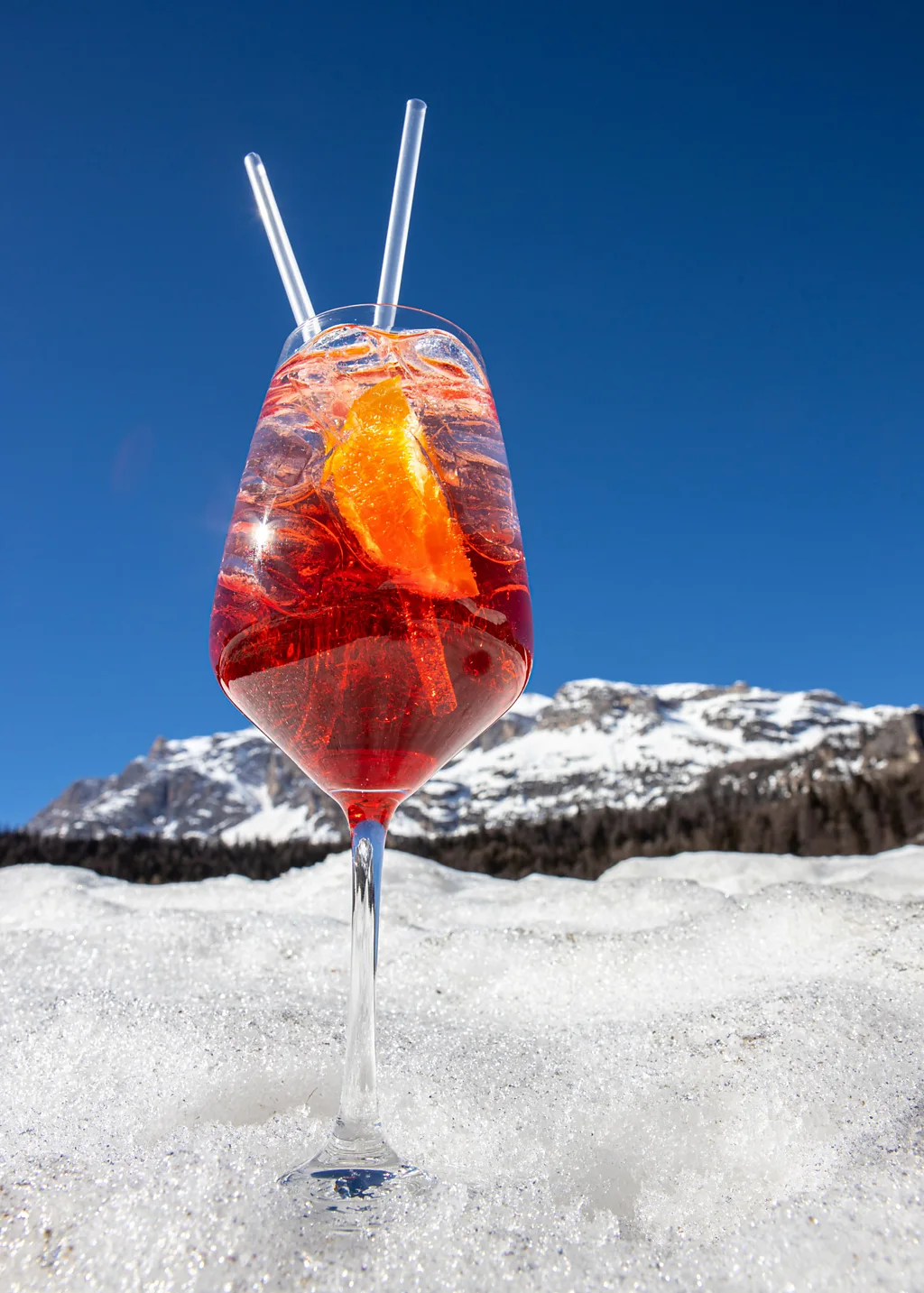 Après-ski drinks and socialising is a beloved tradition in the Dolomites (Credit: Getty Images)