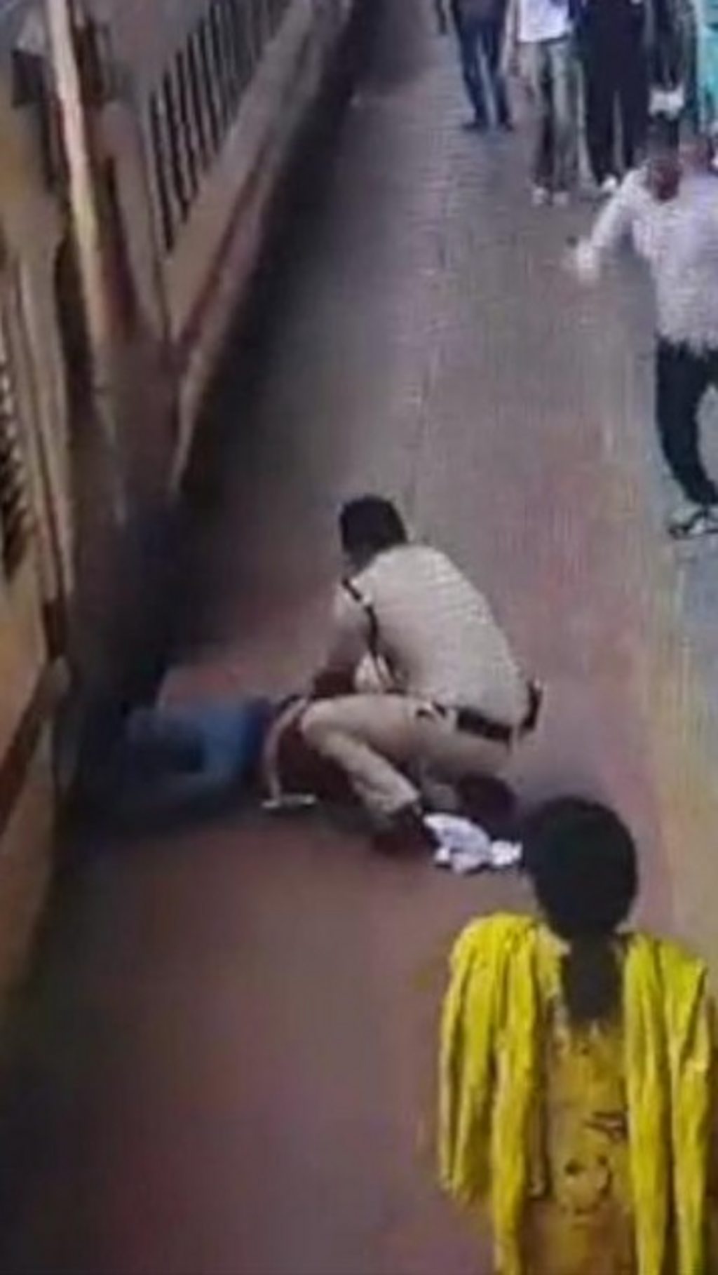 ஓடும் ரயிலில் ஏற முயன்று விழுந்த பெண்ணை ரயில்வே பாதுகாப்பு படை காவலர் காப்பாற்றினார்