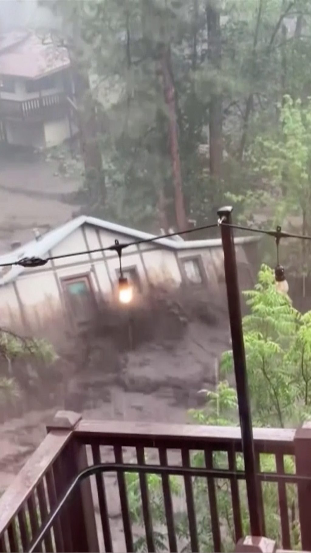 Дом унесло наводнением