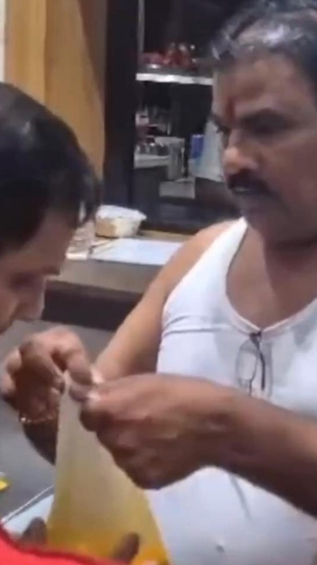 உணவு விடுதி ஊழியரை தாக்கும் எம்.எல்.ஏ - சர்ச்சையாகும் விவகாரம்