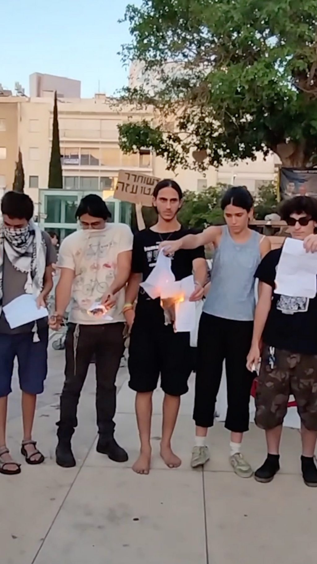 израильтяне жгут повестки