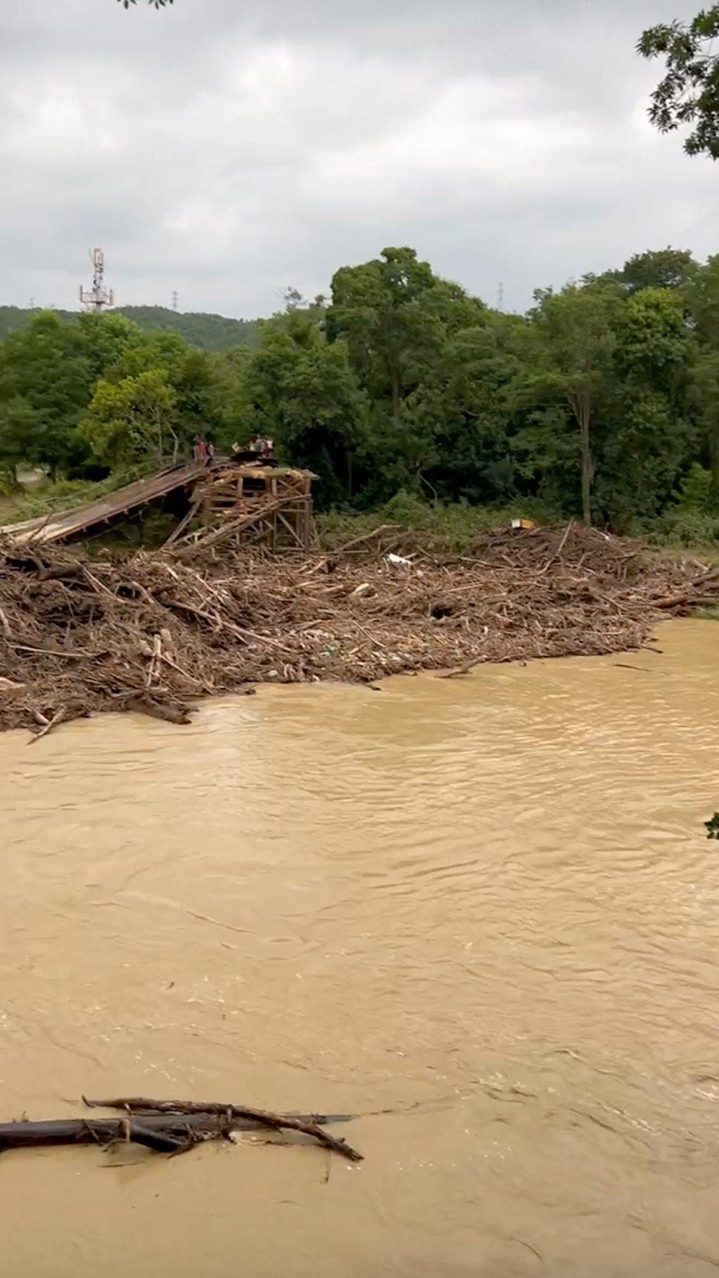 В селе Лермонтово разрушен мост.