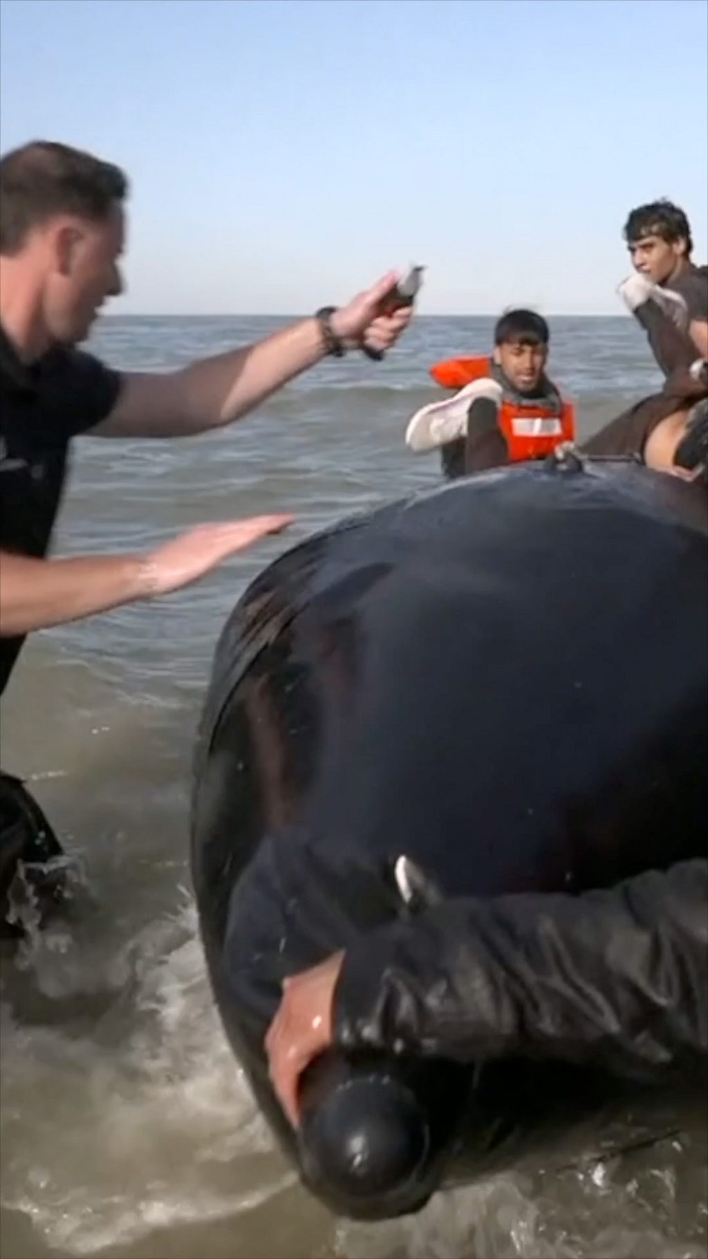 полицейский режет лодку