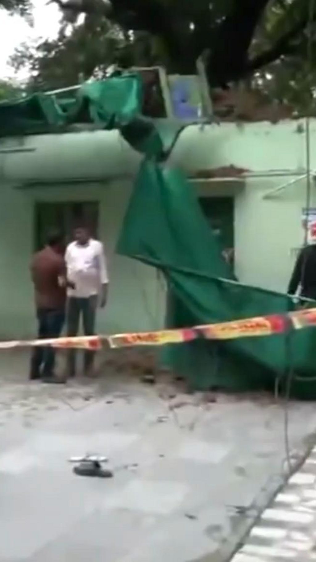 हुमायूं के मकबरे के पास दरगाह में कमरे की छत गिरी