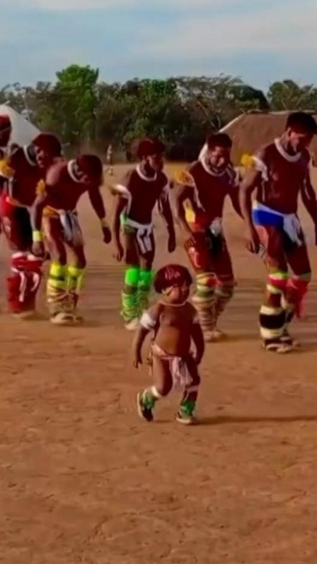 डेढ़ साल के बच्चे का ऐसा डांस कि सब देखते रह गए