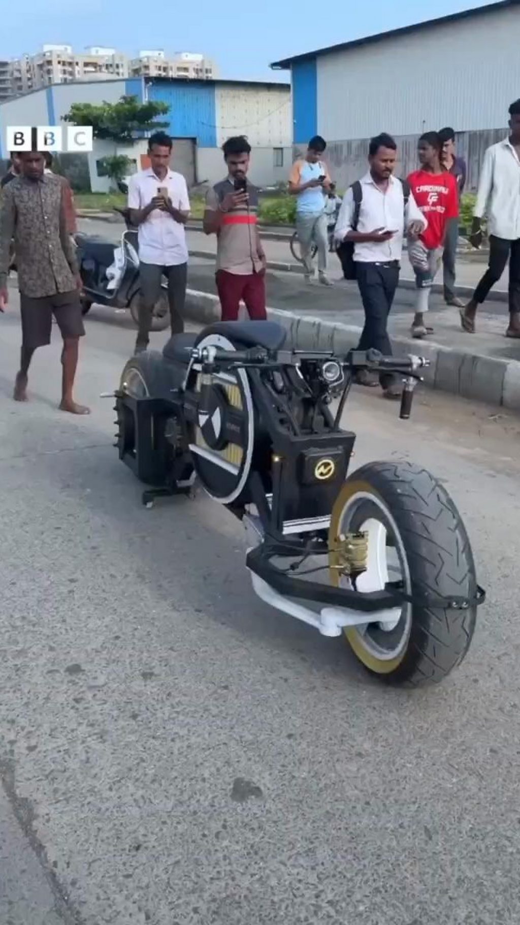 स्टूडेंट्स ने बनाई बिना ड्राइवर वाली बाइक