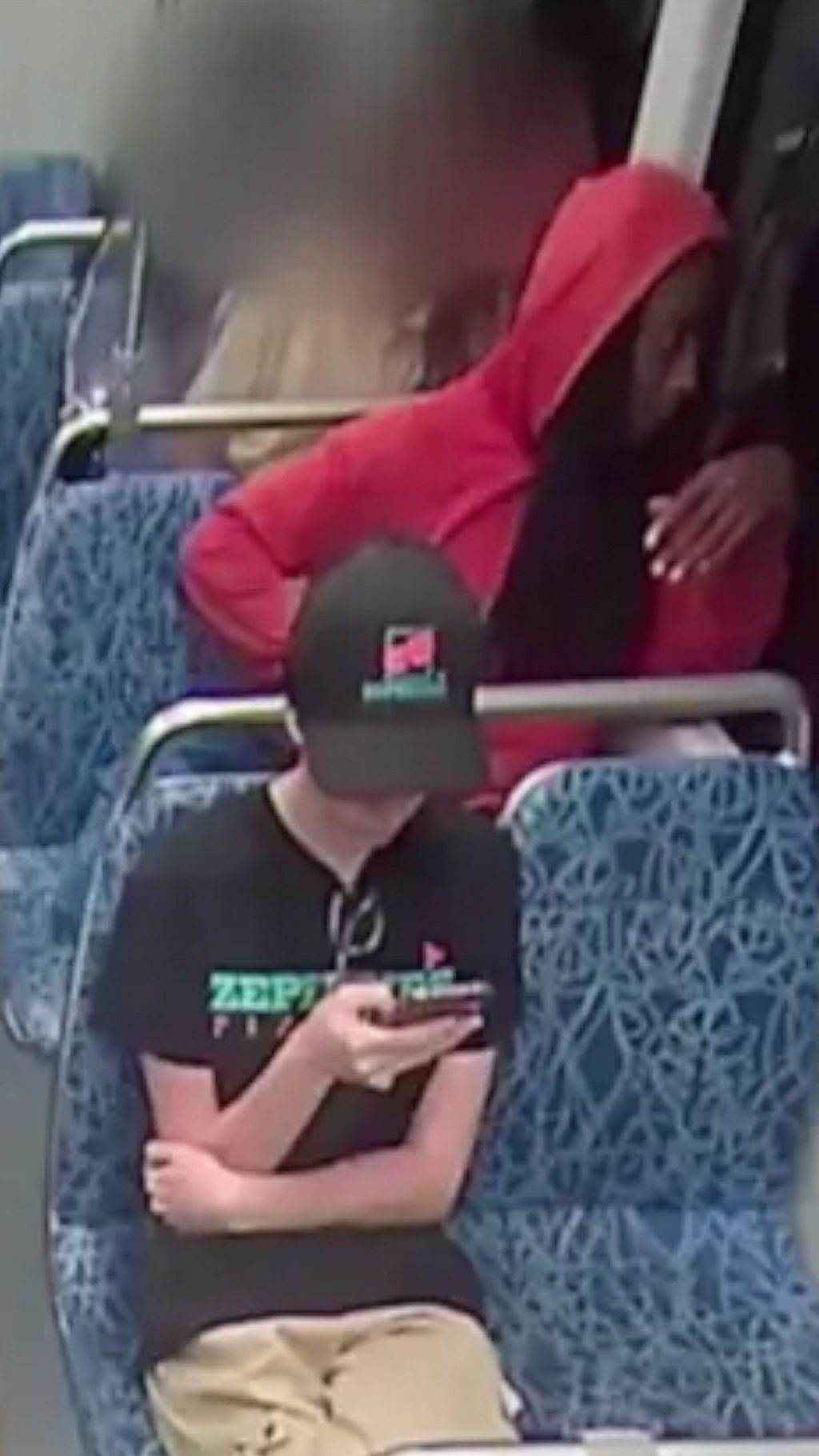 Девушка с телефоном сидит в поезде