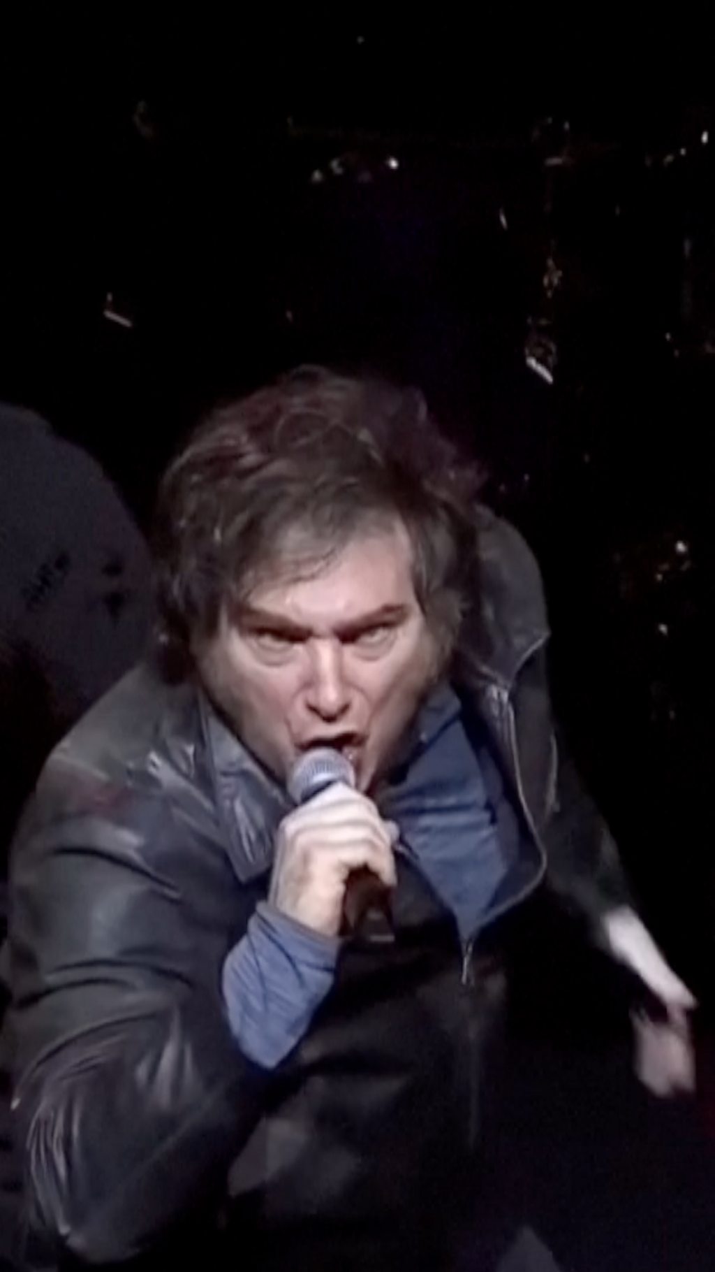 Президент Аргентины Хавьер Милей выступает с концертом