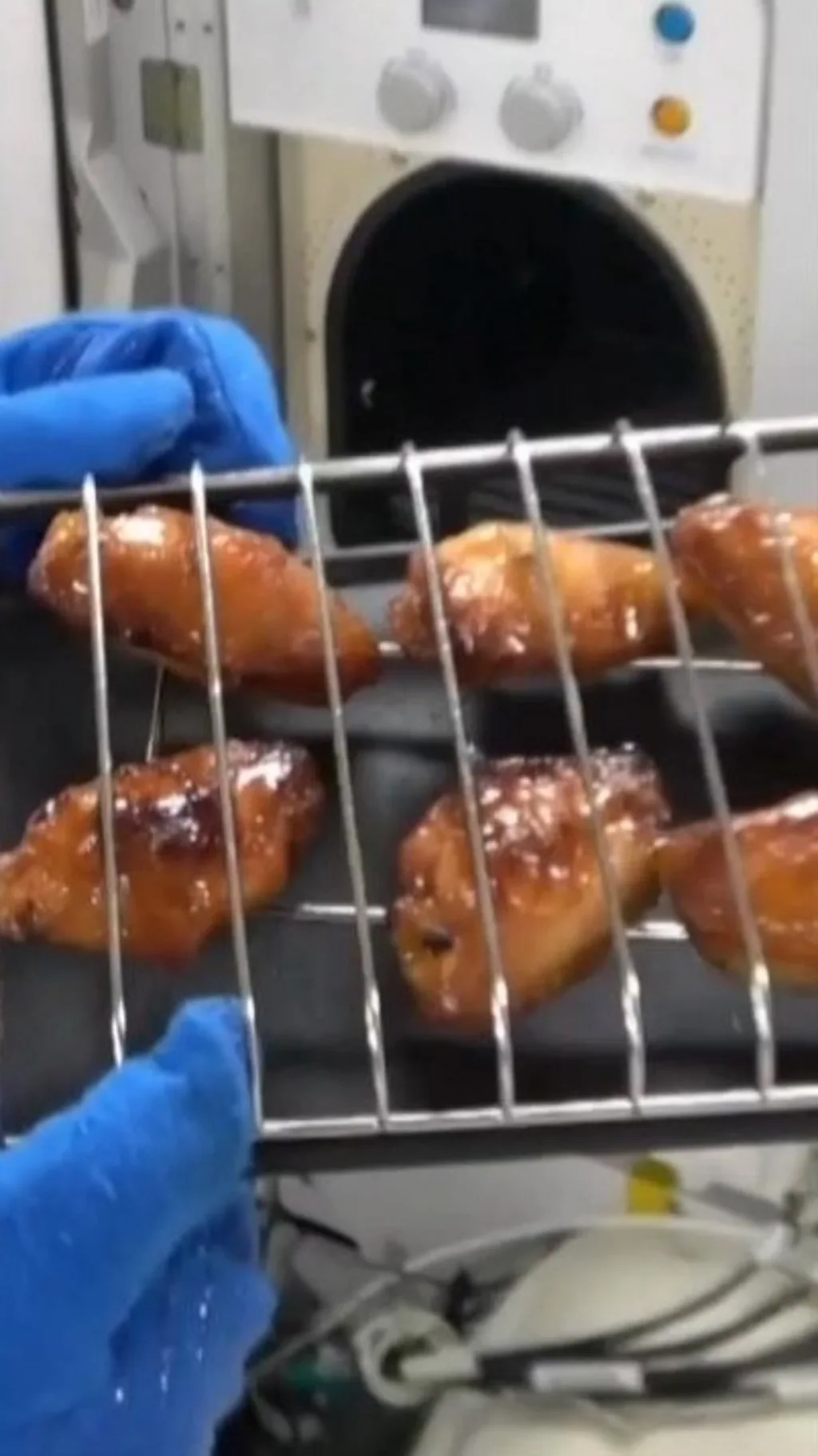 விண்வெளியில் பார்பிக்யூ சிக்கன் சமைத்த சீன விண்வெளி வீரர்கள்