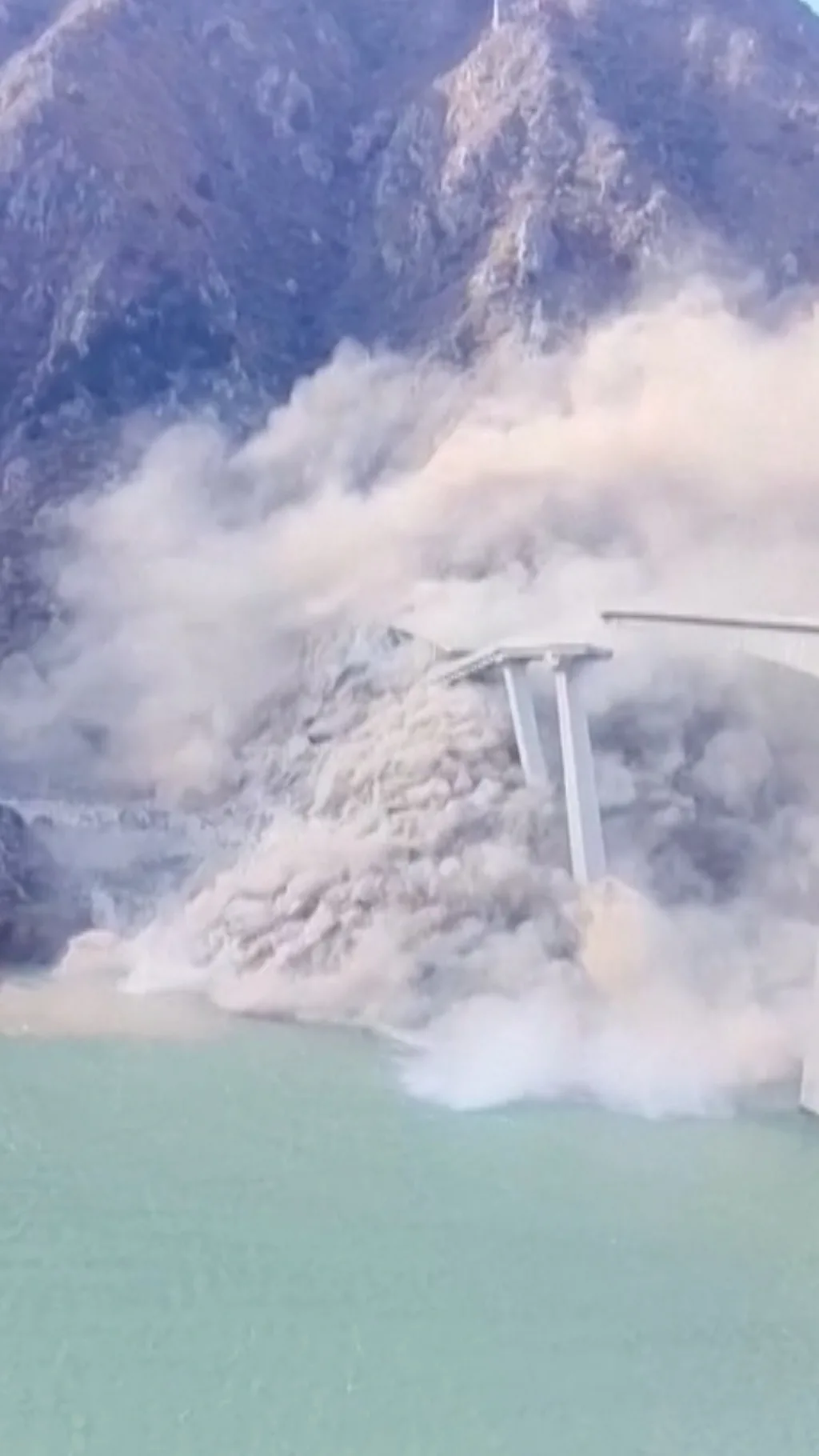 Обрушение моста в Китае