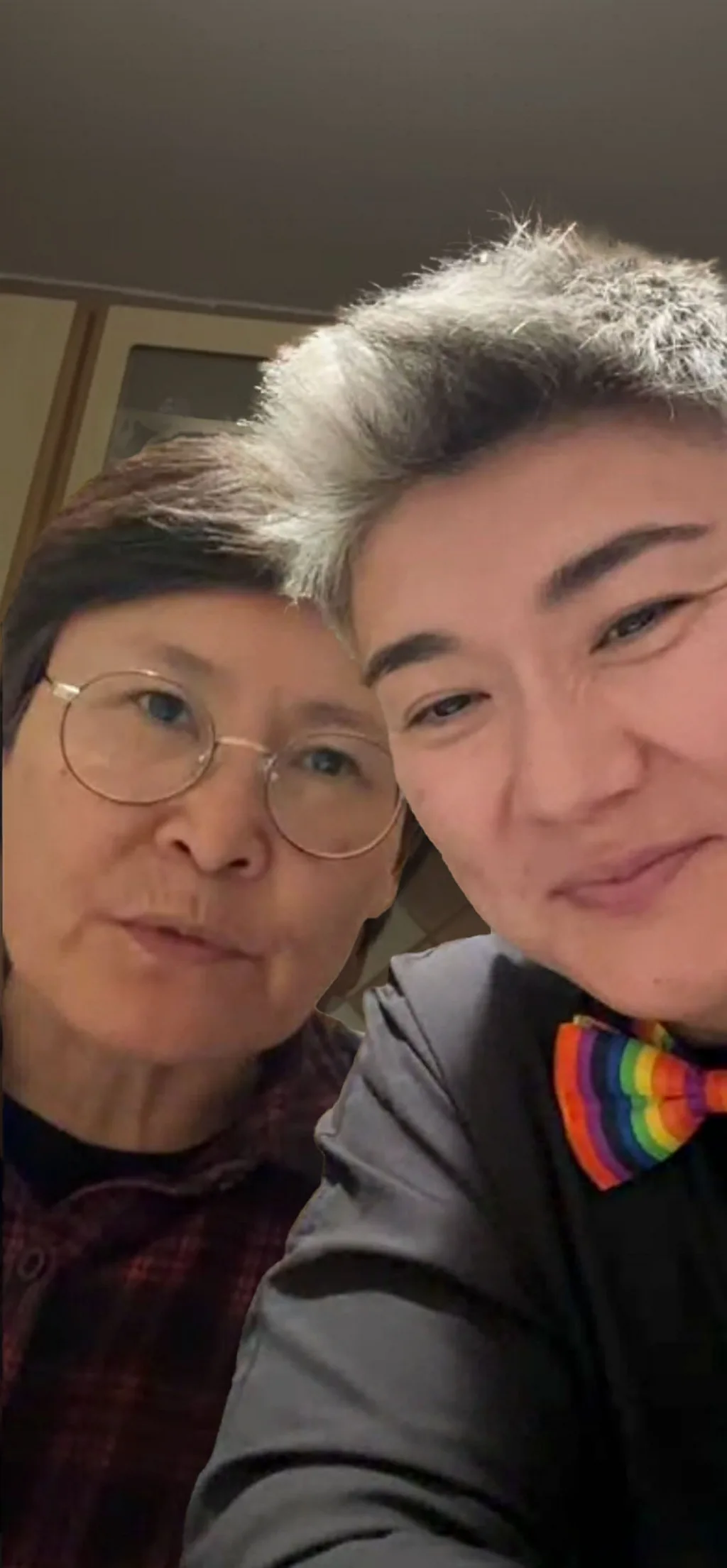 Две улыбающиеся женщины