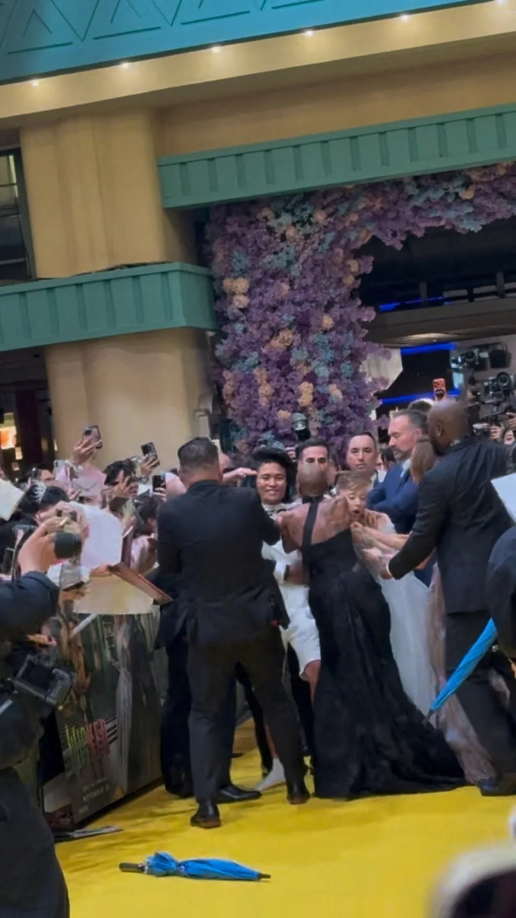 Мужчина окружен охраной