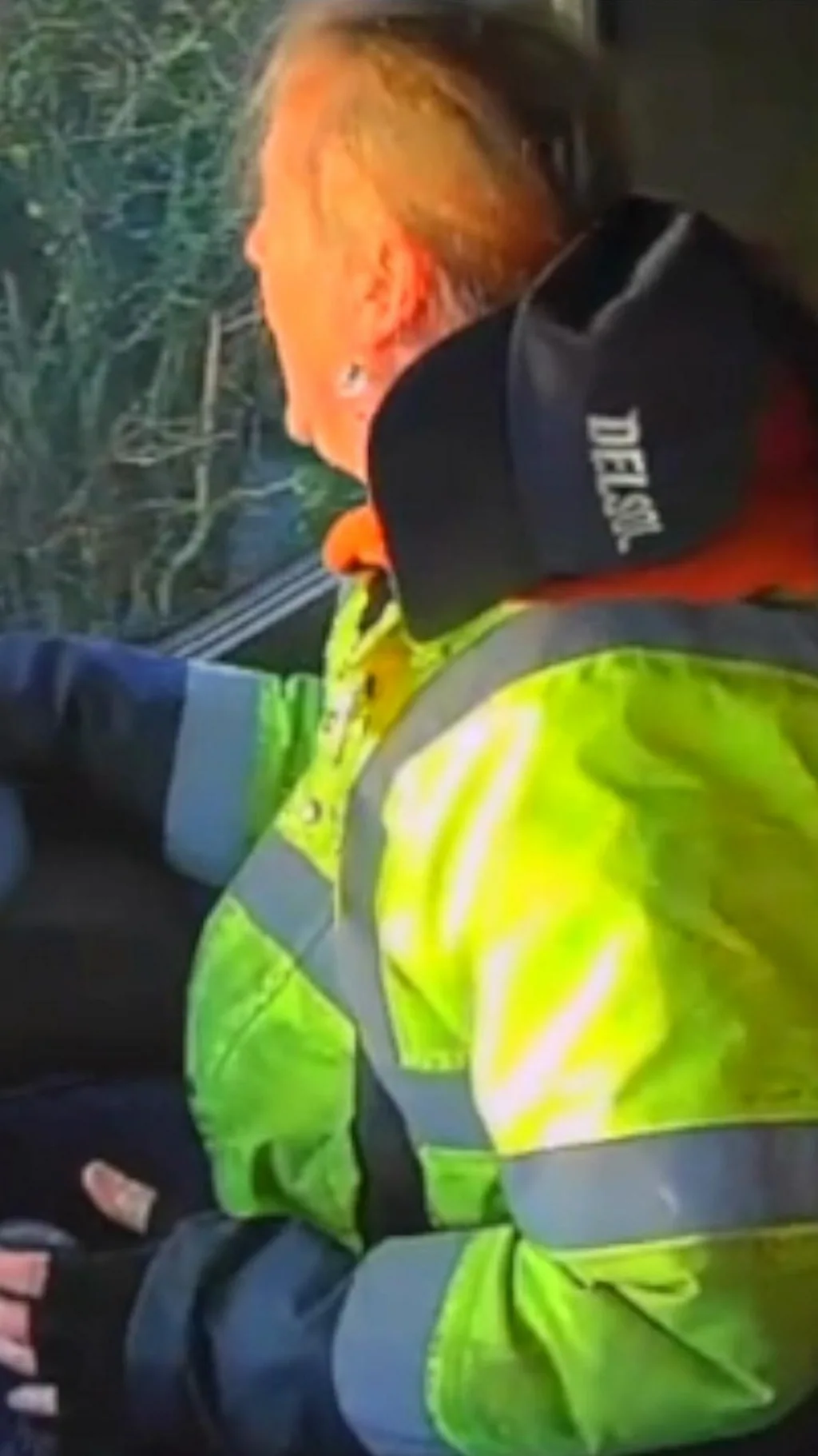 धुक्यामुळे काचेवर बाष्प, पुढची व्हॅन दिसली नाही अन् ट्रकची जोरदार धडक...