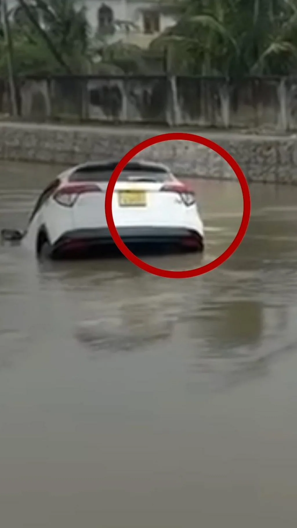 இலங்கை வெள்ளம்: கால்வாயில் விழுந்த கார், 3 பேர் பலியான சோகம்