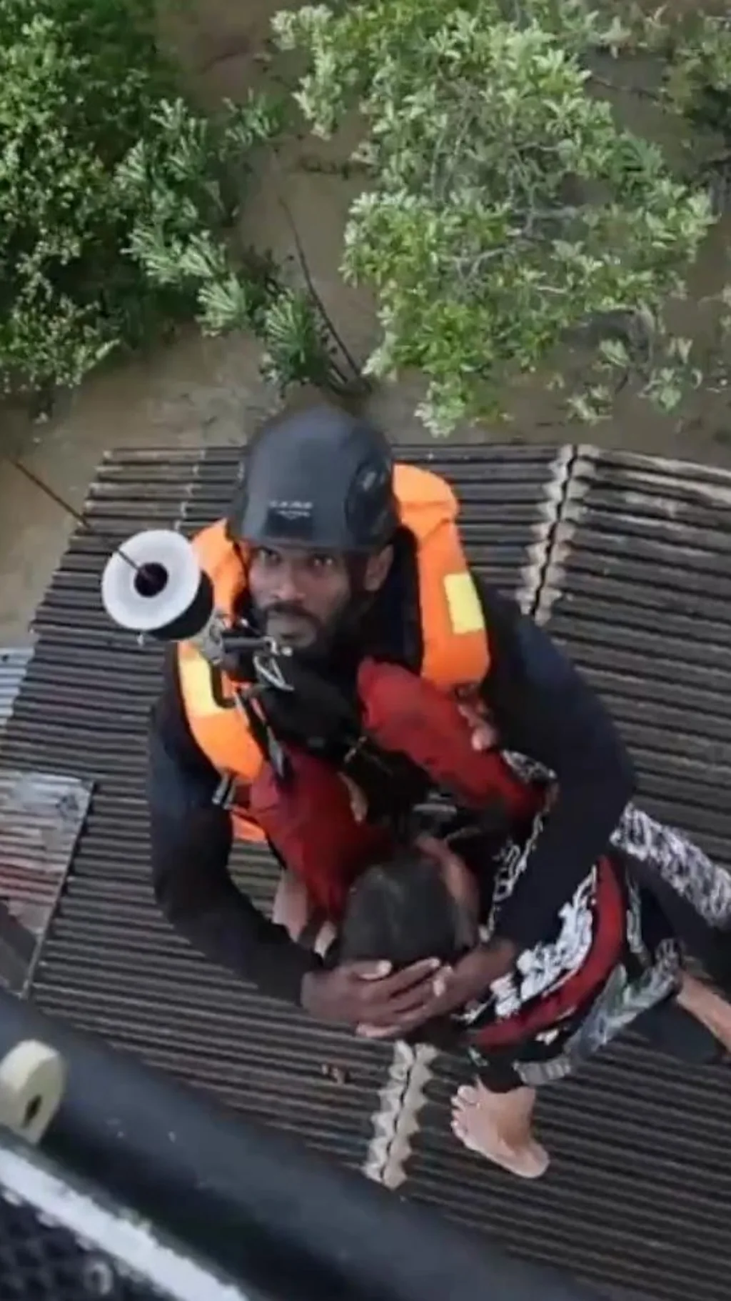 இலங்கை: வெள்ளத்தில் சிக்கியவர்களை ஹெலிகாப்டர் மூலம் மீட்ட விமானப் படை