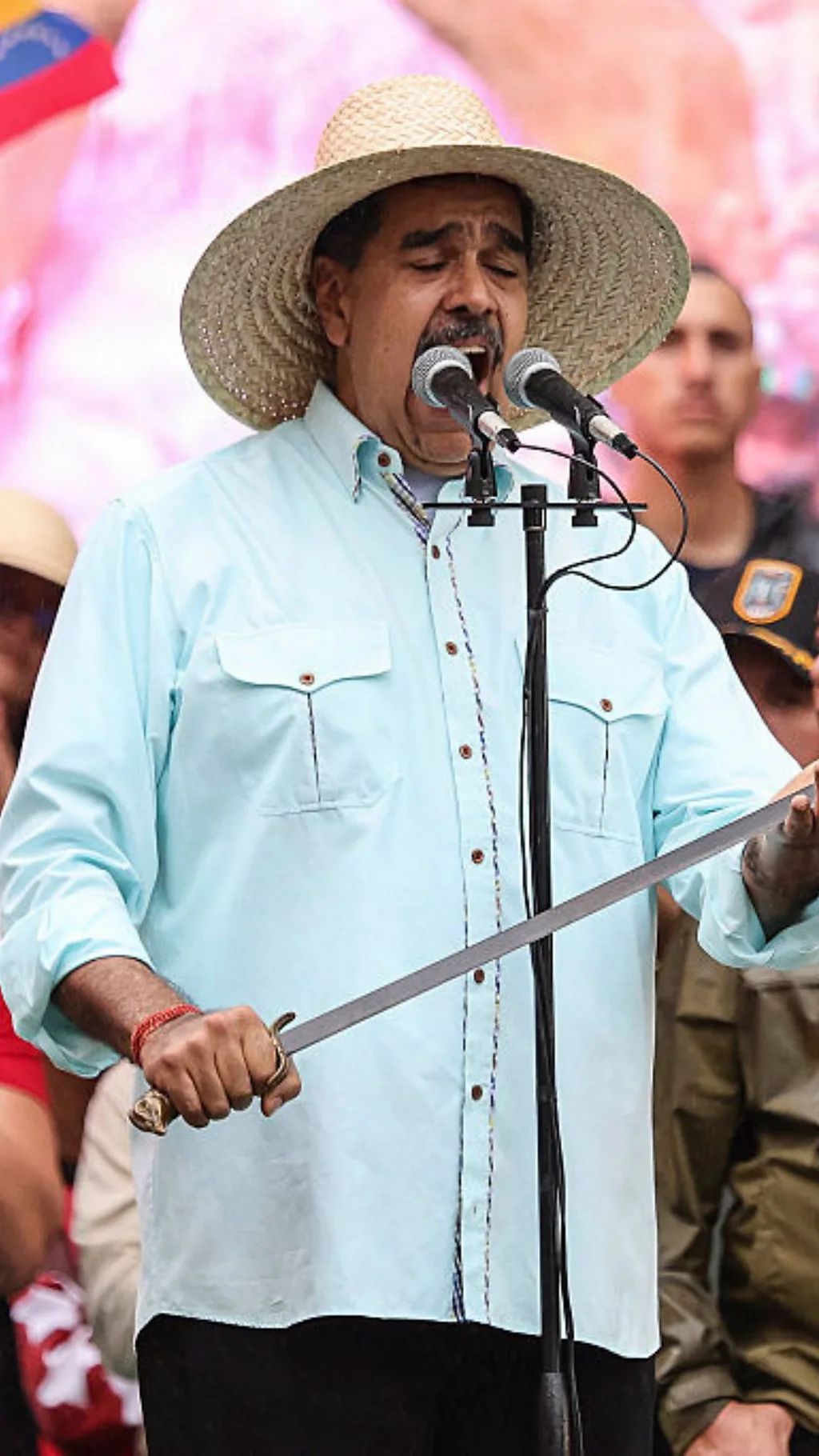 अमेरिका ने टैंकर ज़ब्त किया, गाना गाते दिखे वेनेज़ुएला के राष्ट्रपति