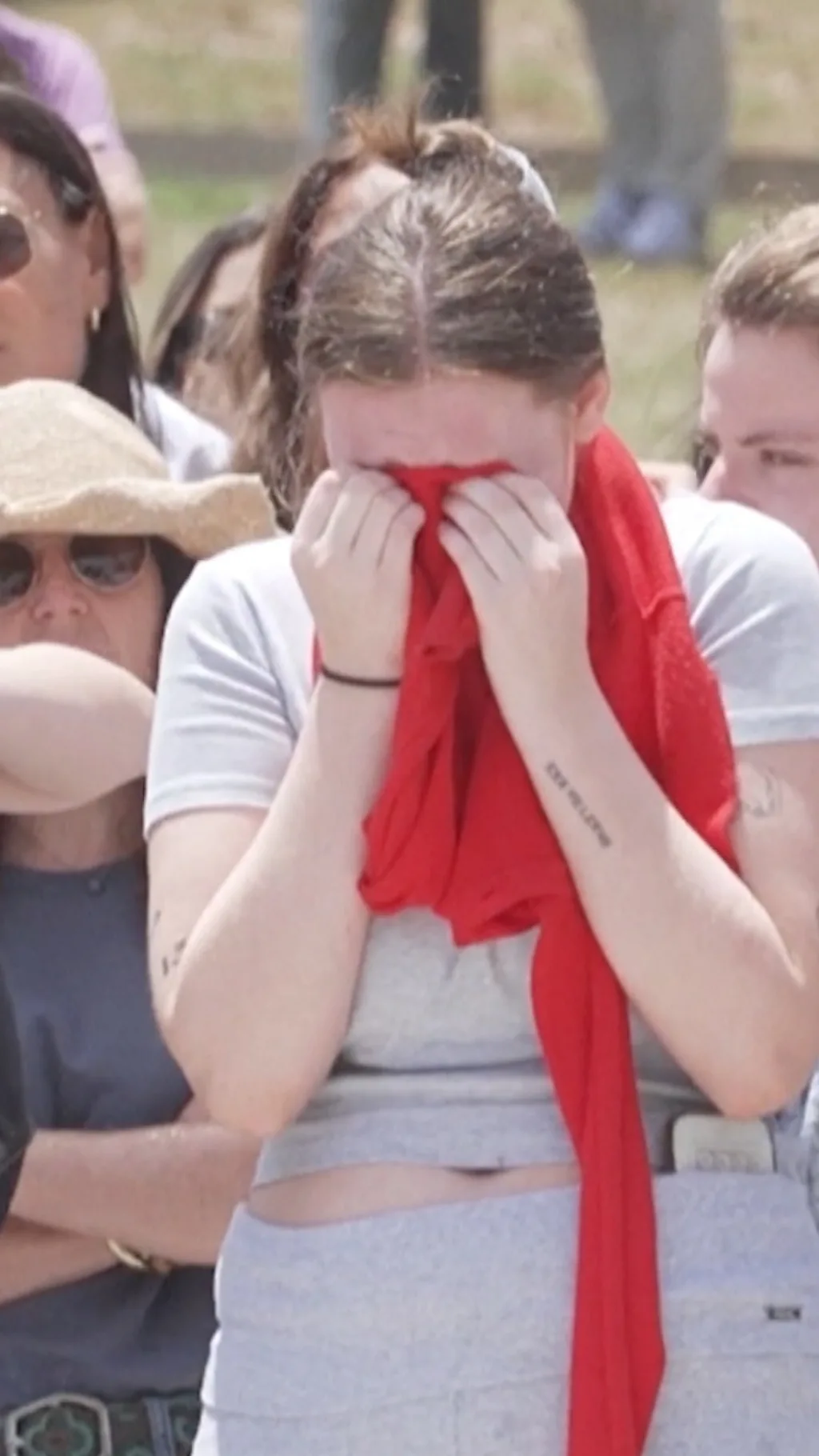 Девушка плачет