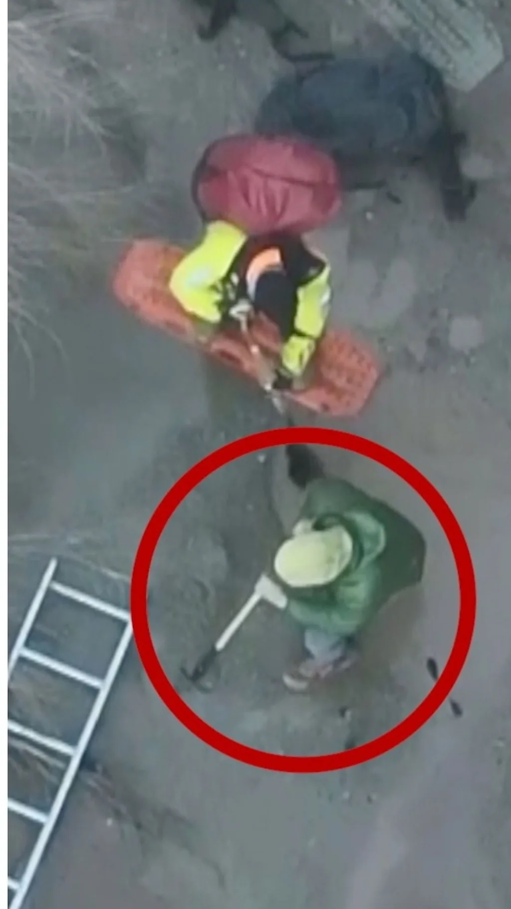 रेत में फंसा था शख़्स, फिर ऐसे बचाया गया