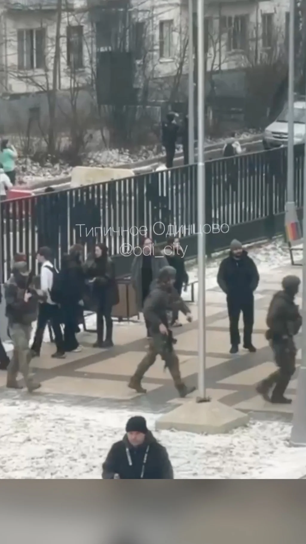 Полицейские на фоне школьников