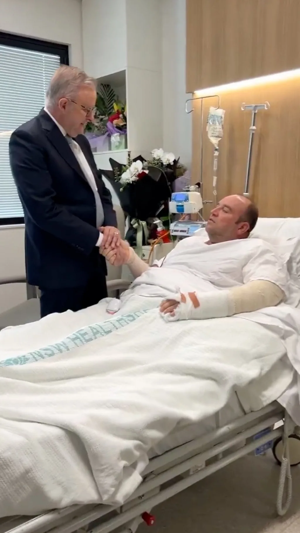 बोंडी बीच हमले के हमलावर से बंदूक छीनने वाले शख़्स से मिले ऑस्ट्रेलियाई पीएम