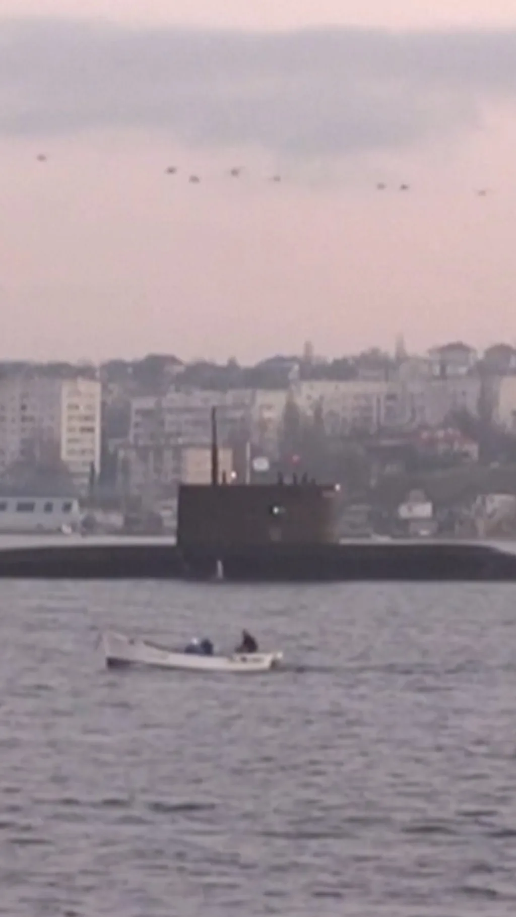 подводная лодка в бухте