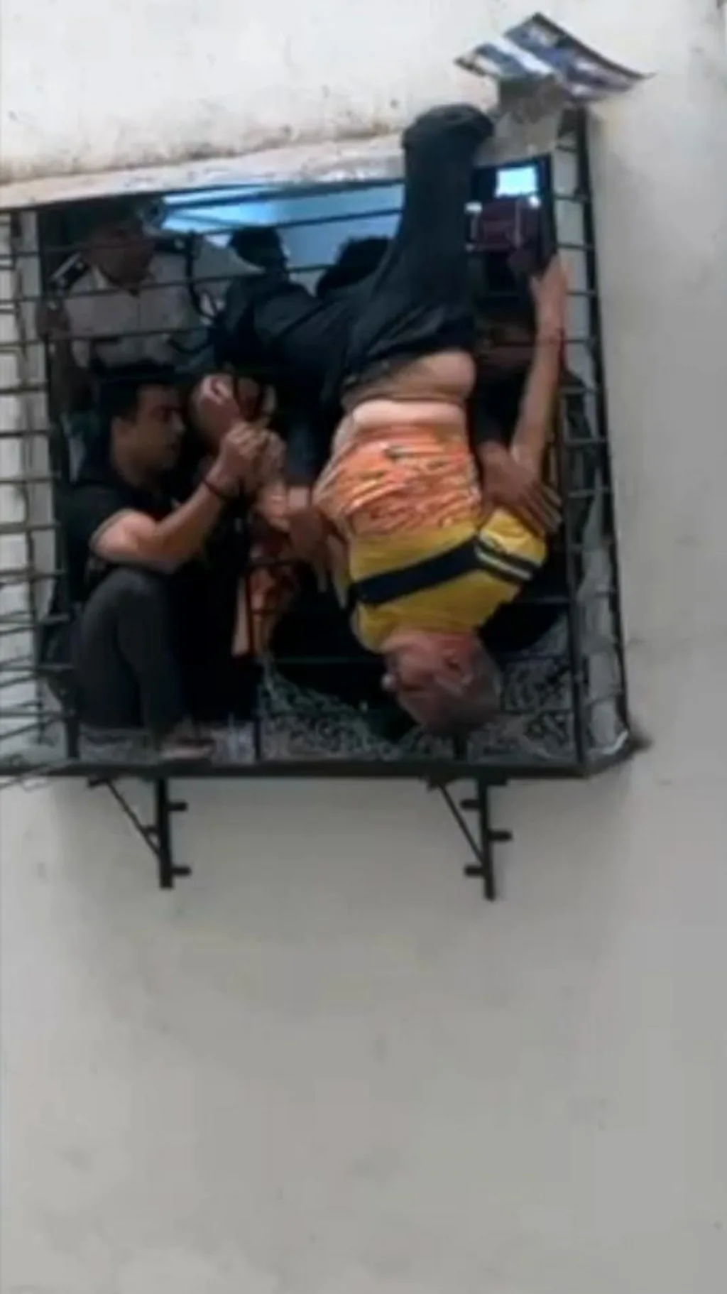 குஜராத்தில் 10வது மாடியிலிருந்து தவறி விழுந்து உயிர்தப்பிய நபர்- காணொளி