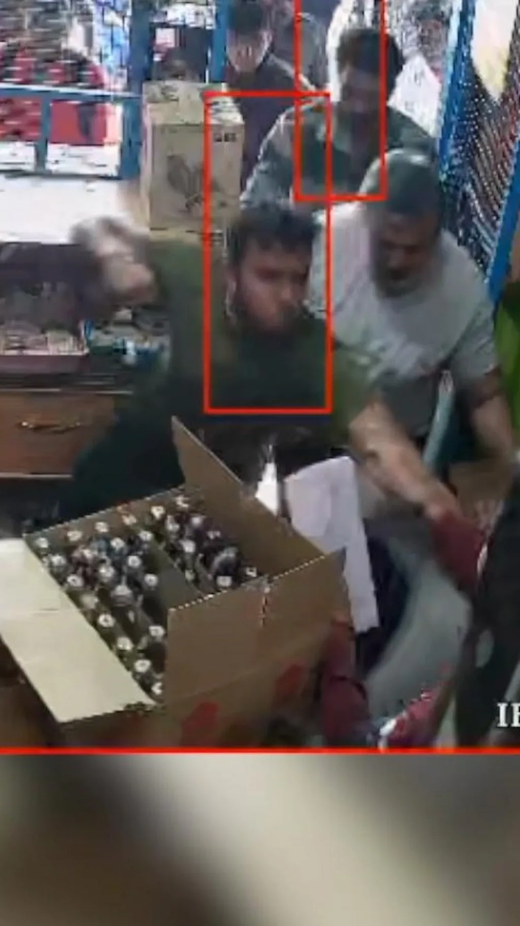 நீலகிரி: டாஸ்மாக் கடையில் மதுவுக்கு கூடுதல் விலை - ஊழியர்களை தாக்கிய தந்தை, மகன்