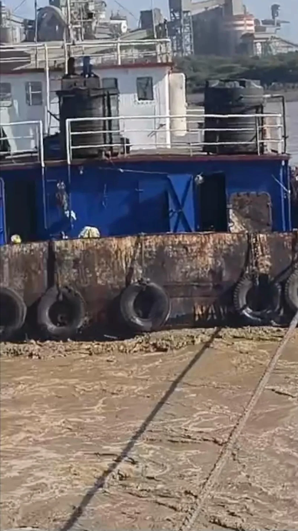 சூரத்: கடலில் படகு கவிழ்ந்து விபத்து - என்ன நடந்தது?