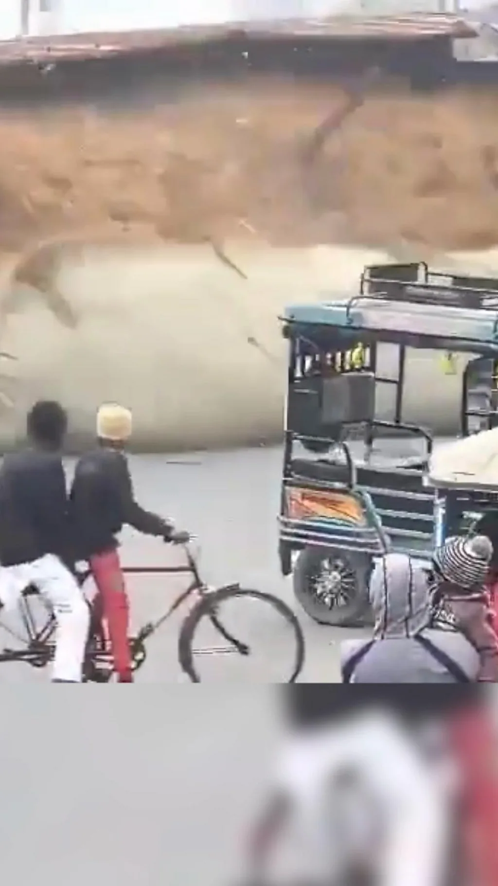 मालवाहू ट्रक उलटला, अन् अख्ख्या गाडीचा चेंदामेंदा झाला