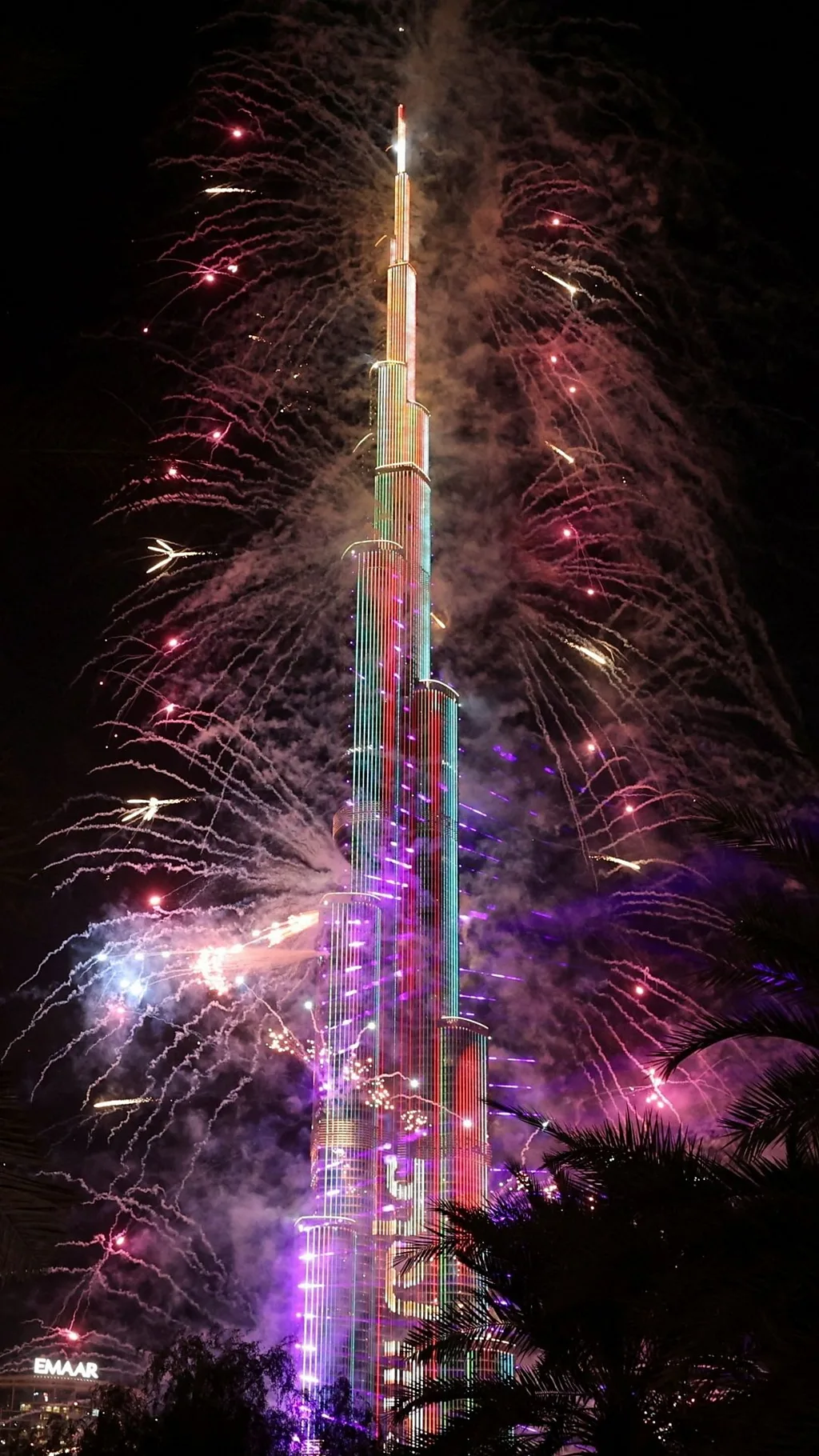 Хмарочос Бурдж Халіфа у вогнях феєрверків