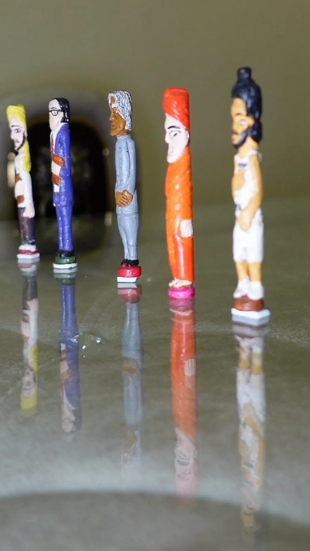 காணொளி- சாக்பீஸில் மினியேச்சர் உருவங்களை செதுக்கும் கலைஞர்