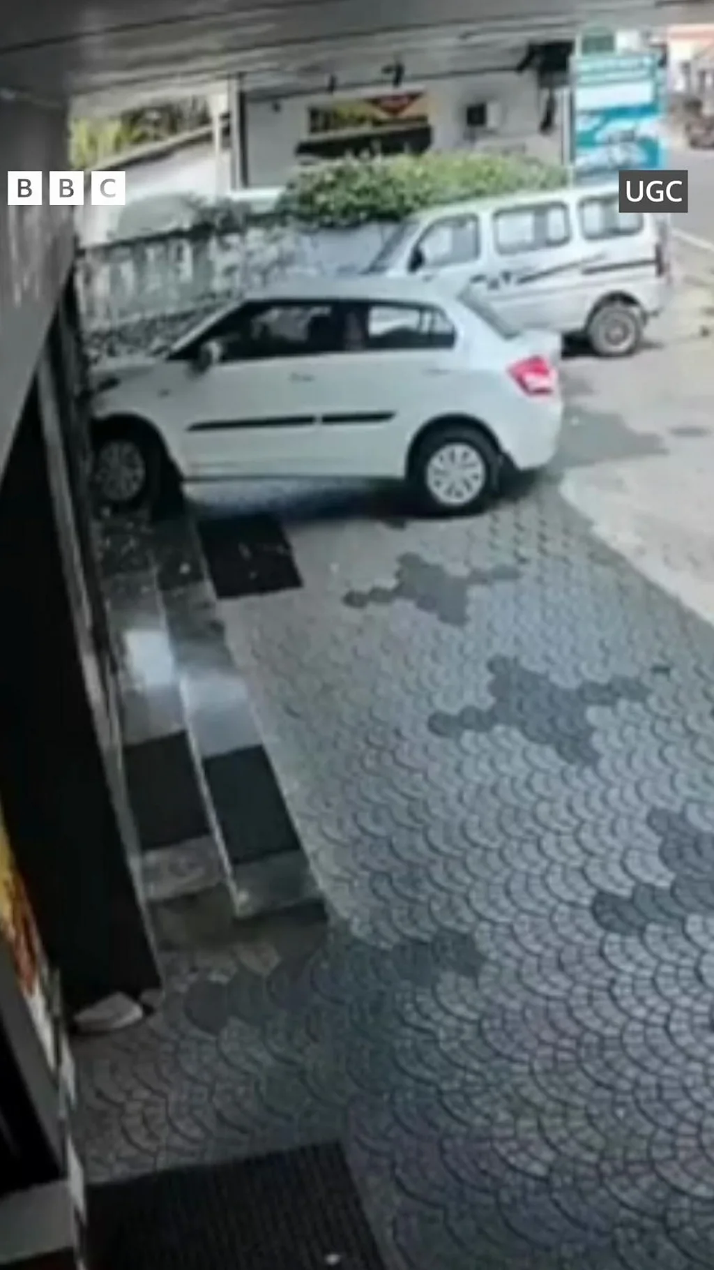 ગાડીએ નિયંત્રણ ગુમાવ્યું અને થયો વિચિત્ર અકસ્માત