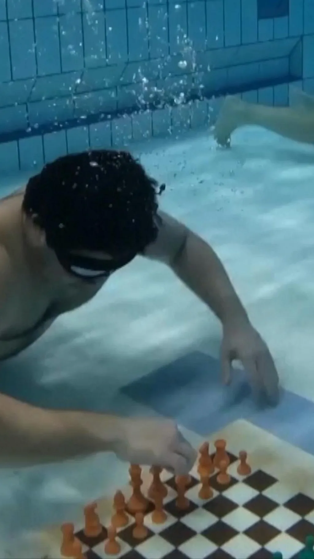 खिलाड़ियों ने पानी के नीचे खेला चेस