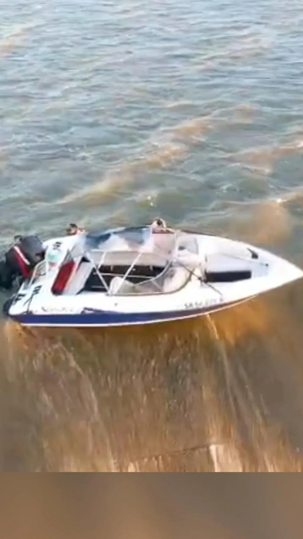 આ ચાર વ્યક્તિ કલાકો સુધી બોટ પકડીને કેમ લટકતી રહી?