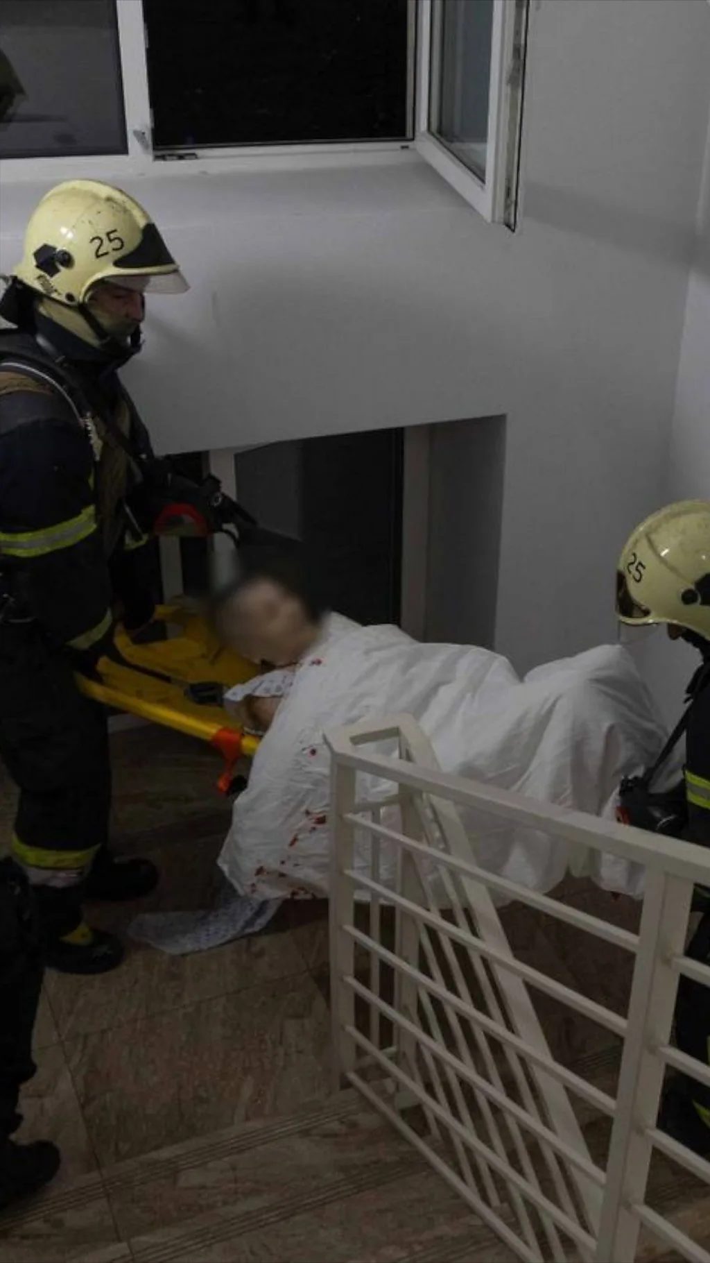 Пострадавшую пациентку больницы в Киеве эвакуируют после ночной атаки на город.