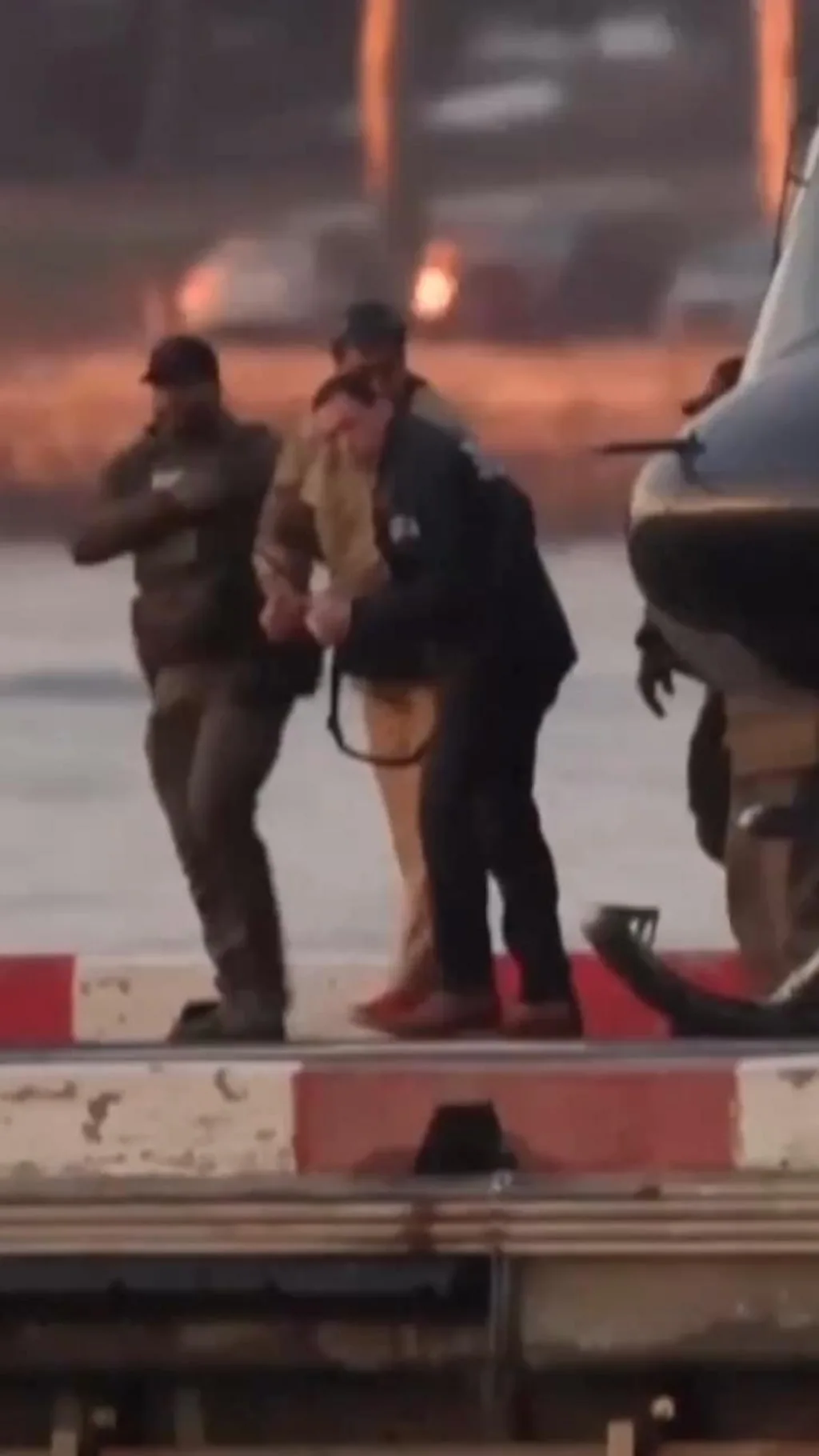 நிக்கோலஸ் மதுரோ நீதிமன்றத்திற்கு அழைத்துச் செல்லப்டும் காட்சி