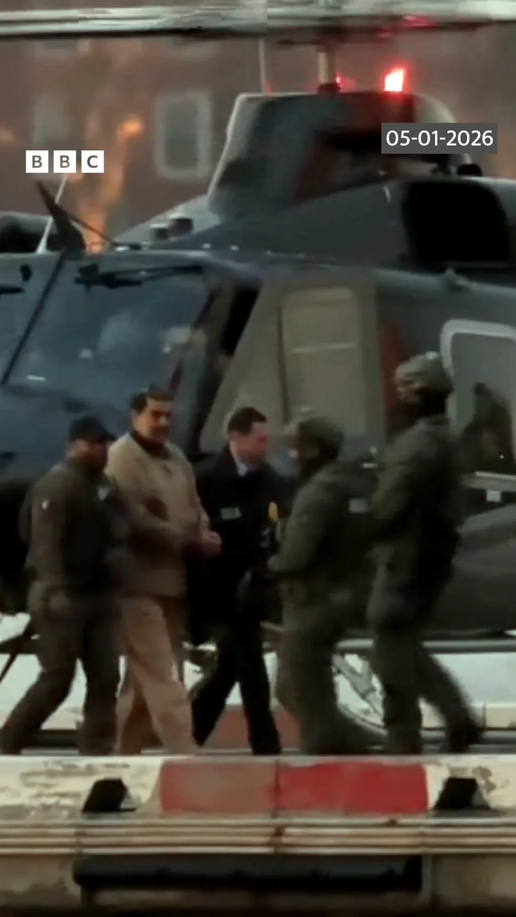 હાથકડી સાથે કોર્ટમાં લઈ જવાયા ત્યારે વેનેઝુએલાના માદુરોએ શું કર્યું?