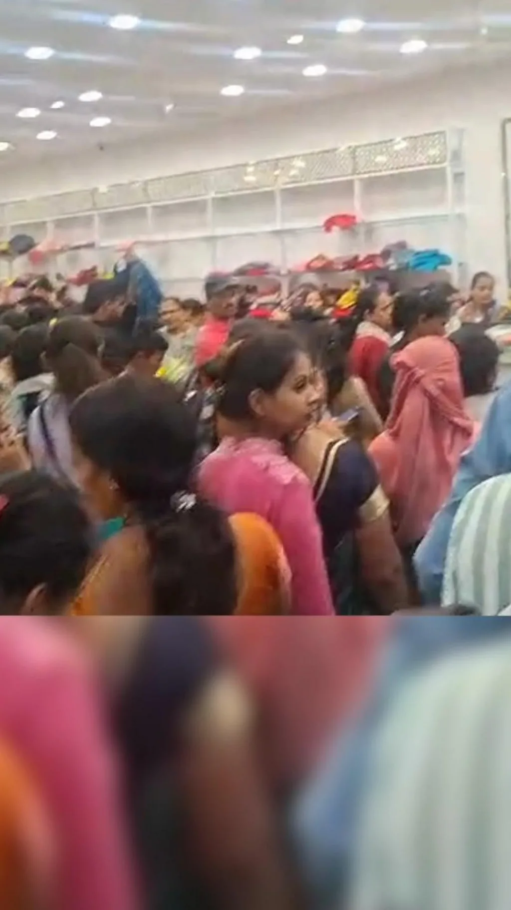 संभाजीनगरात स्वस्तातल्या साडीसाठी उडाली झुंबड, 3 महिला पडल्या बेशुद्ध