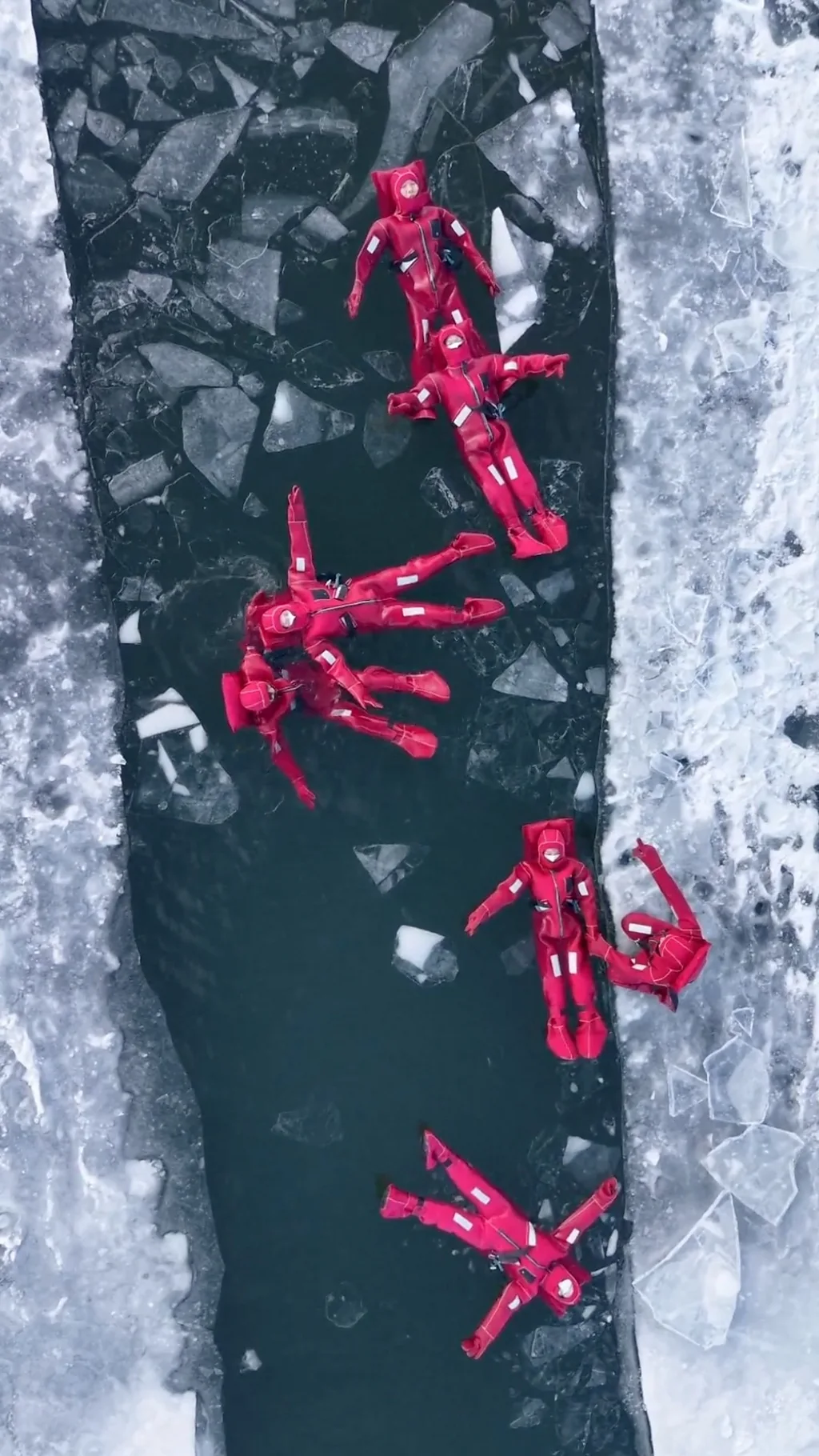 Группа людей занимается айс-флоатингом в открытом водоеме.